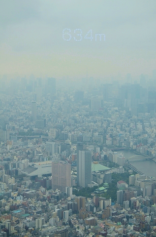 ソラカラポイント横のガラスに投影 東京スカイツリー展望回廊.jpg