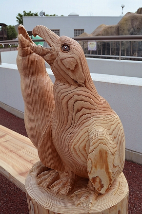 木彫りベンチ ペンギン 福山市立動物園.jpg