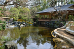 茶屋和楽亭と下池 寒川神社神嶽山神苑.jpg