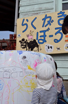 飼料の入ったラップサイレージに落書き らくがきぼーる.jpg